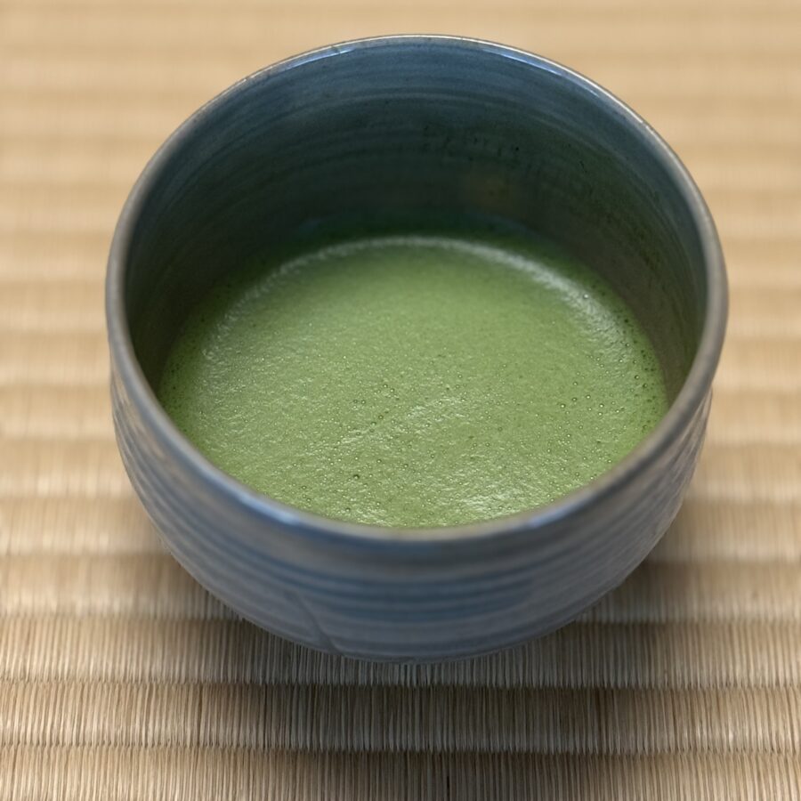 茶碗　藁灰釉　１２世松林昇斎造