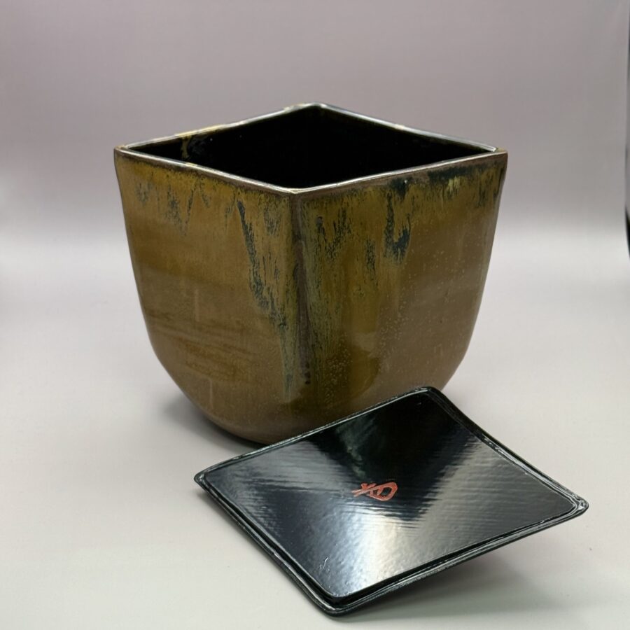 水指　高取菱形　１３代亀井味楽 造　No.924 "Mizusashi" Fresh-water container　by KAMEI Miraku XIII No.924 "Mizusashi"Récipient de l'eau froide　par KAMEI Miraku XIII No.924