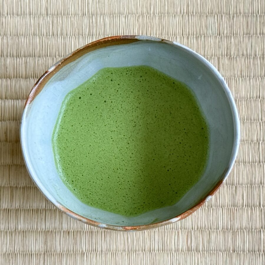 茶碗　朝日月白釉銀彩　１６世松林豊斎 作1980-