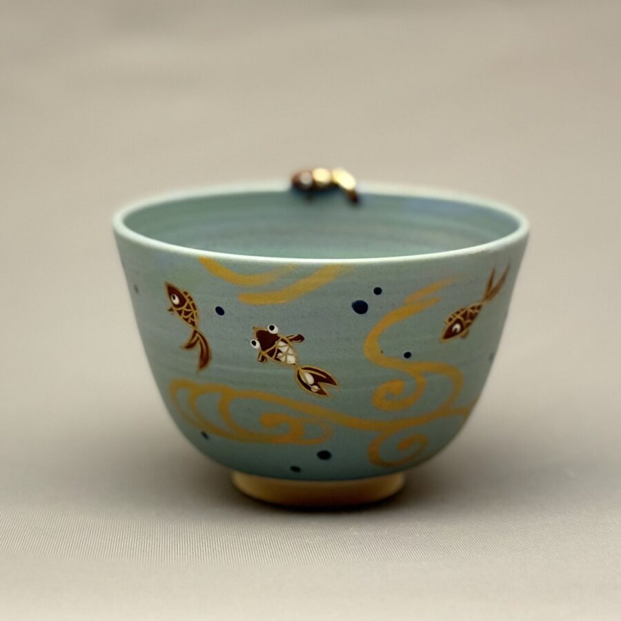 茶碗　色絵　青地流水に金魚の絵　東山深山 造