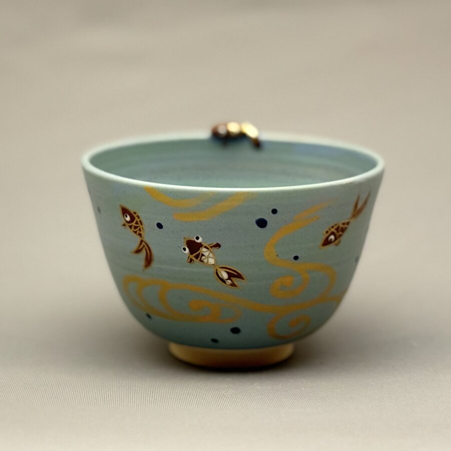 茶碗　色絵　青地流水に金魚の絵　東山深山 造