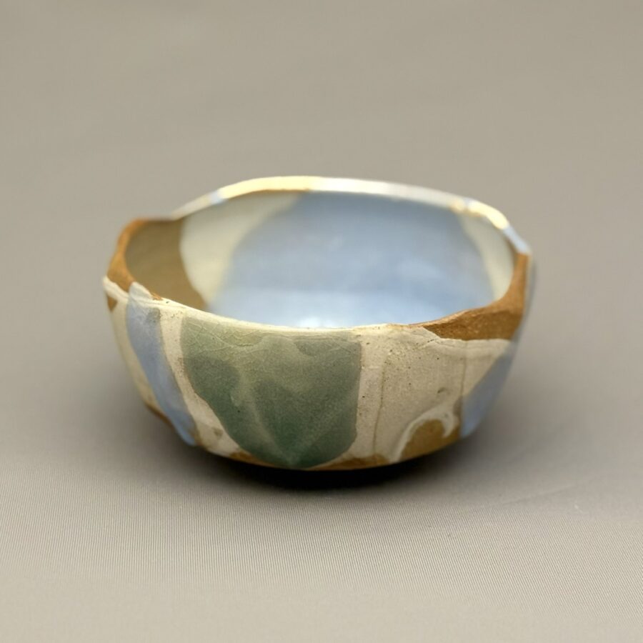 茶碗　朝日 月白釉 平茶碗　１６世松林豊斎 作1980-