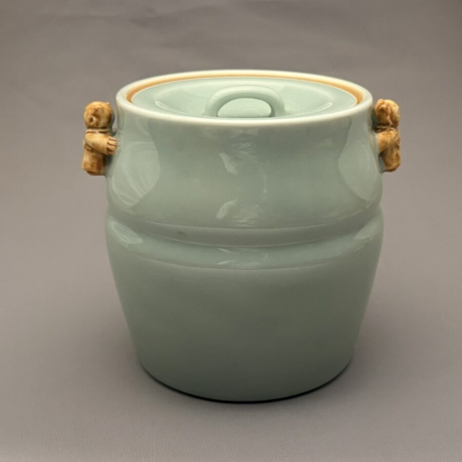 水指　青磁耳付二人閑人　手塚祥堂 造1934- "Mizusashi" Fresh-water container　by TEZUKA Shodo