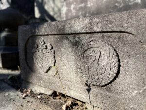 森長俊廟の香炉に刻まれた二つの紋